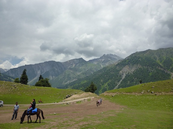 Tourists Enjoying in Kashmir Valley