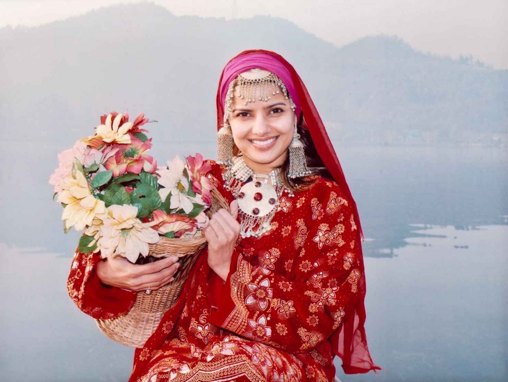 Traditional Dress of kashmir Costumes of Jammu and Kashmir